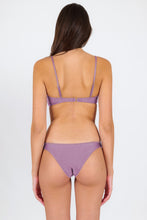 Laden Sie das Bild in den Galerie-Viewer, Model Back: Rio De Sol Set Set Shimmer-Harmonia Bandeau-Knot Essential