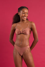 Laden Sie das Bild in den Galerie-Viewer, Image 08: Rio De Sol Set Set Shimmer-Copper Bandeau-Joy Nice-Fio