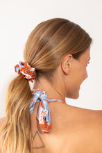 Laden Sie das Bild in den Galerie-Viewer, Model Front: Rio De Sol Haar-Accessoires Olyra Scrunchie