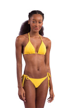 Laden Sie das Bild in den Galerie-Viewer, Model Front: Rio De Sol Unterteil Bottom Malibu-Yellow Cheeky-Tie