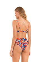 Laden Sie das Bild in den Galerie-Viewer, Model Back: Rio De Sol Set Set Leaves Bandeau-Joy Hotpants