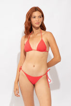 Laden Sie das Bild in den Galerie-Viewer, Model Front: Rio De Sol Oberteil Top Cali-Flamingo Tri-Inv