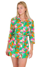 Laden Sie das Bild in den Galerie-Viewer, Model Front: Rio De Sol Hemdblusenkleid Green Bloom Chemise