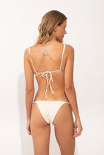 Laden Sie das Bild in den Galerie-Viewer, Model Back: Rio De Sol Set Set Malibu-Natural Lia-Noa Essential-Noa
