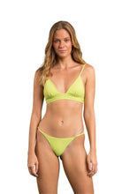 Laden Sie das Bild in den Galerie-Viewer, Model Front: Rio De Sol Oberteil Top Bora-Citrus Tri-Cos