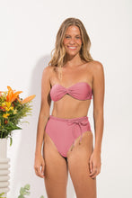 Laden Sie das Bild in den Galerie-Viewer, Model Front: Rio De Sol Unterteil Bottom Shimmer-Confetti Belted-High-Waist