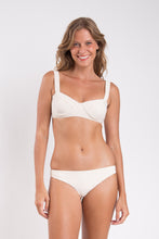 Laden Sie das Bild in den Galerie-Viewer, Model Front: Rio De Sol Oberteil Top Malibu-Natural Amelia