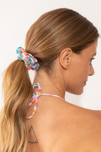 Laden Sie das Bild in den Galerie-Viewer, Model Front: Rio De Sol Haar-Accessoires Ditsy-Sky Scrunchie