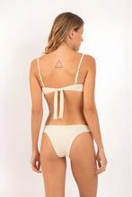 Laden Sie das Bild in den Galerie-Viewer, Model Back: Rio De Sol Set Set Brisa-Offwhite Juliette Essential