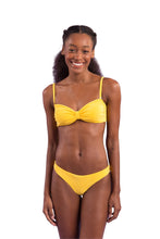 Laden Sie das Bild in den Galerie-Viewer, Model Front: Rio De Sol Oberteil Top Malibu-Yellow Bandeau-Duo