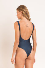 Laden Sie das Bild in den Galerie-Viewer, Model Back: Rio De Sol Badeanzug Shark Zoe