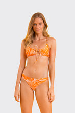 Laden Sie das Bild in den Galerie-Viewer, Model Front: Rio De Sol Unterteil Bottom Trail-Orange Essential-Comfy