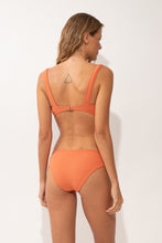 Laden Sie das Bild in den Galerie-Viewer, Model Back: Rio De Sol Oberteil Top Sand-Argila Mary
