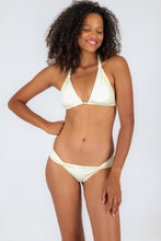 Laden Sie das Bild in den Galerie-Viewer, Model Front: Rio De Sol Set Set Off-White Mel