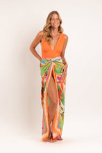 Laden Sie das Bild in den Galerie-Viewer, Model Front: Rio De Sol Pareo Tropical Canga