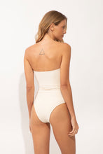Laden Sie das Bild in den Galerie-Viewer, Model Back: Rio De Sol Badeanzug Malibu-Natural Sara-Op