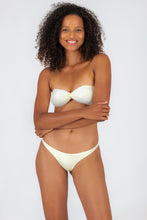 Laden Sie das Bild in den Galerie-Viewer, Model Front: Rio De Sol Oberteil Top Off-White Twist