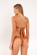 Laden Sie das Bild in den Galerie-Viewer, Model Back: Rio De Sol Oberteil Top Shimmer-Nocciola Mavi
