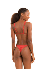Laden Sie das Bild in den Galerie-Viewer, Model Back: Rio De Sol Set Set Malibu-Chili Tri-Duo Mini-Duo