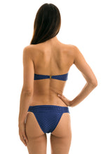 Laden Sie das Bild in den Galerie-Viewer, Model Back: Rio De Sol Unterteil Bottom Kiwanda Denim Band Comfort