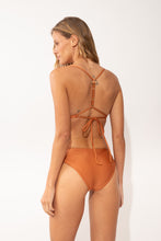 Laden Sie das Bild in den Galerie-Viewer, Model Back: Rio De Sol Unterteil Bottom Shimmer-Nocciola Essential-Comfy