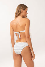 Laden Sie das Bild in den Galerie-Viewer, Model Back: Rio De Sol Set Set Linea-White Dora Essential-Comfy
