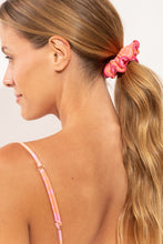 Laden Sie das Bild in den Galerie-Viewer, Model Front: Rio De Sol Haar-Accessoires Solea Scrunchie