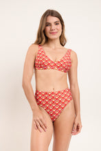 Laden Sie das Bild in den Galerie-Viewer, Model Front: Rio De Sol Unterteil Bottom Floral-Scales Hotpants