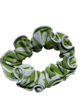 Laden Sie das Bild in den Galerie-Viewer, Product Front: Rio De Sol Haar-Accessoires Palms Scrunchie