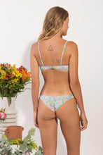 Laden Sie das Bild in den Galerie-Viewer, Model Back: Rio De Sol Set Set Tiny-Garden Bandeau-Knot Italy