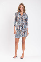 Laden Sie das Bild in den Galerie-Viewer, Model Front: Rio De Sol Hemdblusenkleid Ikat Chemise