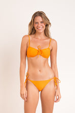 Laden Sie das Bild in den Galerie-Viewer, Model Front: Rio De Sol Set Set Dots-Mango Balconet-Tie Ibiza-Comfy