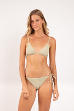 Laden Sie das Bild in den Galerie-Viewer, Model Front: Rio De Sol Set Set Brisa-Pistache Lia Lacinho