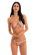 Laden Sie das Bild in den Galerie-Viewer, Model Front: Rio De Sol Set Set Frutti Bralette Essential