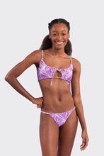 Laden Sie das Bild in den Galerie-Viewer, Model Front: Rio De Sol Unterteil Bottom Trail-Purple Ipanema