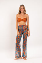 Laden Sie das Bild in den Galerie-Viewer, Model Front: Rio De Sol Strandhosen Luma Pants Lana