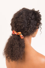 Laden Sie das Bild in den Galerie-Viewer, Model Front: Rio De Sol Haar-Accessoires Love-Trip Scrunchie