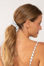 Laden Sie das Bild in den Galerie-Viewer, Model Front: Rio De Sol Haar-Accessoires Linea-White Scrunchie