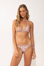 Laden Sie das Bild in den Galerie-Viewer, Model Front: Rio De Sol Oberteil Top Ditsy-Sky Frufru