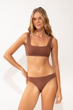 Laden Sie das Bild in den Galerie-Viewer, Model Front: Rio De Sol Set Set Sand-Cappuccino Mary Essential-Comfy