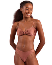 Laden Sie das Bild in den Galerie-Viewer, Gallery: Rio De Sol Set Set Shimmer-Copper Bandeau-Joy Nice-Fio