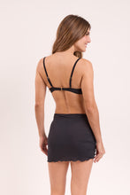 Laden Sie das Bild in den Galerie-Viewer, Model Back: Rio De Sol Strandrock Black Mini Skirt Ruched
