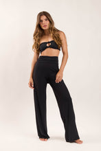Laden Sie das Bild in den Galerie-Viewer, Model Front: Rio De Sol Strandhosen Black Pants Knot