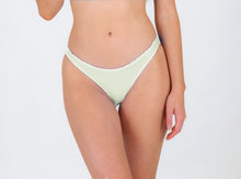 Laden Sie das Bild in den Galerie-Viewer, Model Front: Rio De Sol Unterteil Bottom Off-White Essential-Comfy