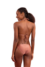 Laden Sie das Bild in den Galerie-Viewer, Model Back: Rio De Sol Unterteil Bottom Shimmer-Copper Ibiza-Comfy