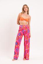 Laden Sie das Bild in den Galerie-Viewer, Model Front: Rio De Sol Strandhosen Flavors Wide Pants