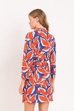 Laden Sie das Bild in den Galerie-Viewer, Model Back: Rio De Sol Hemdblusenkleid Leaves Chemise