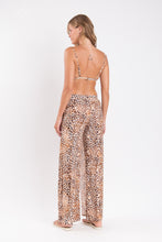 Laden Sie das Bild in den Galerie-Viewer, Model Back: Rio De Sol Strandhosen Leopard Wide Pants