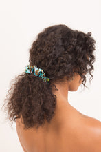 Laden Sie das Bild in den Galerie-Viewer, Model Front: Rio De Sol Haar-Accessoires Morumbi Scrunchie
