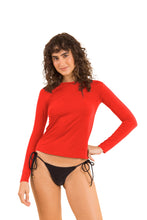 Laden Sie das Bild in den Galerie-Viewer, Model Front: Rio De Sol Oberteil Rouge Rash-Guard